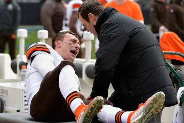 Johnny Manziel no fue elegido como primero en el draft, cuando se pensaba que sería títular con los Browns, éstos lo dejaron en la banca. Ha sido un año difícil para 'Johnny Football'. El sólo pide a Santa que le de la oportunidad de jugar y no lesionarse sea en el equipo que sea.
