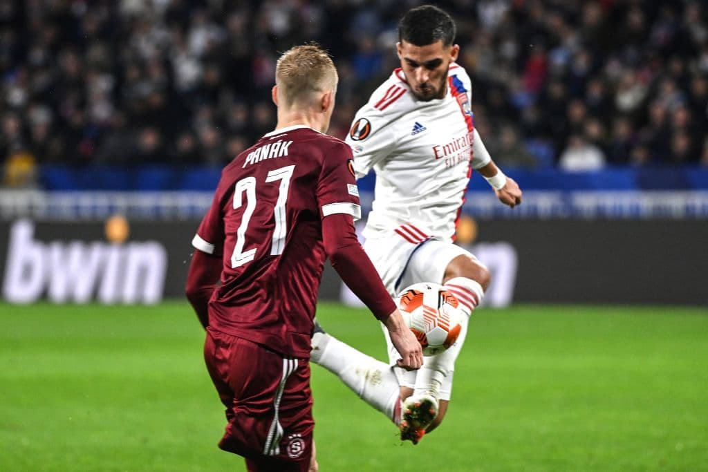 Lyon se impone ante Sparta Praga 3-0 en casa y amarra su boleto para Octavos de Final en la UEFA Europa League. Islam Slimani hizo doblete y Ekambi sumó uno más a la victoria.