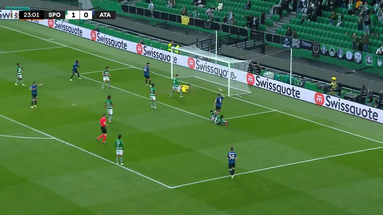 ¡CERCA! Emil Holm disparó que se estrella en el poste.