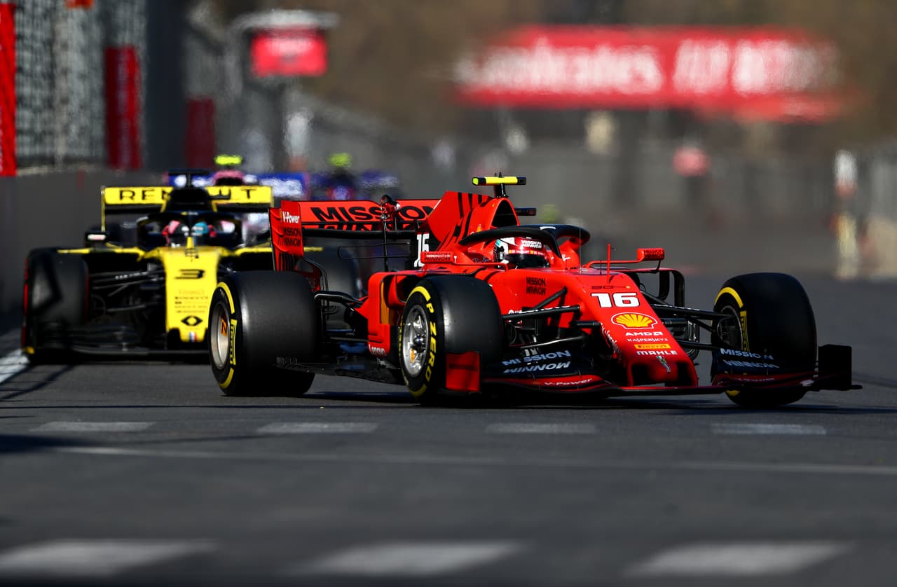 Leclerc se mantuvo primero poco después de corrida la mitad de la carrera y se veía sólido en el liderato.