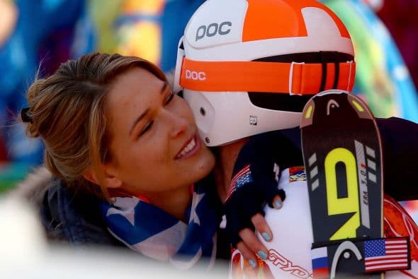 El bronce hizo aflorar las lágrimas del veterano Miller, que festejó su nueva medalla abrazado a su mujer, la modelo y jugadora de voleyball de playa Morgan Beck, incapaz tampoco de contener el llanto.