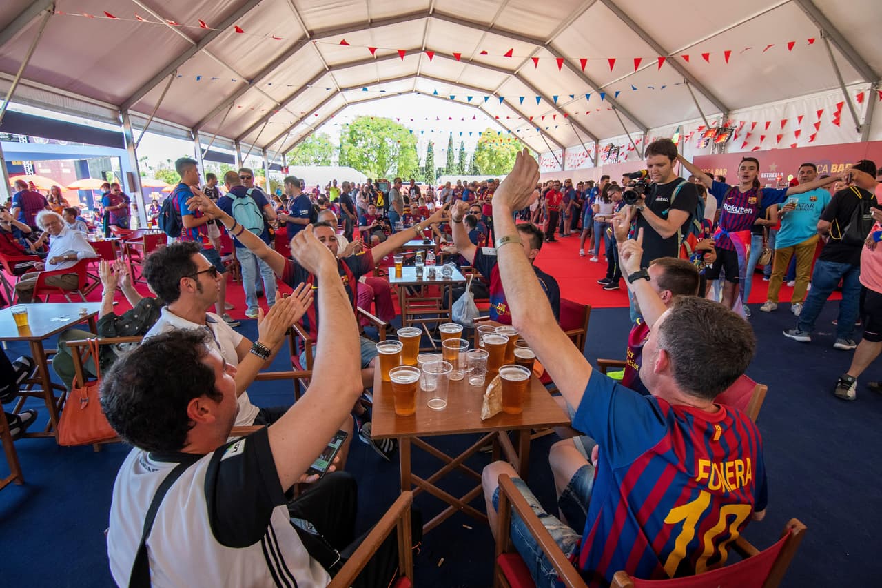 Sevilla ha sufrido el asalto de miles de aficionados del Barcelona y el Valencia, que han llegado con la ilusión de conseguir un título más en su palmarés en esta Copa del Rey. Desde muy temprano han colmado las calles de la ciudad andaluza y los FanFest dispuestos por la Real Federación (RFEF) en las cercanías del Estadio Benito Villamarín.