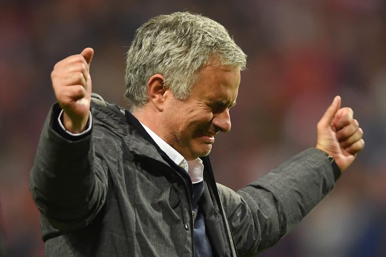 El técnico portugués José Mourinho salvó así buena parte de la temporada y lleva un nuevo trofeo de campeón a las vitrinas del Manchester United.