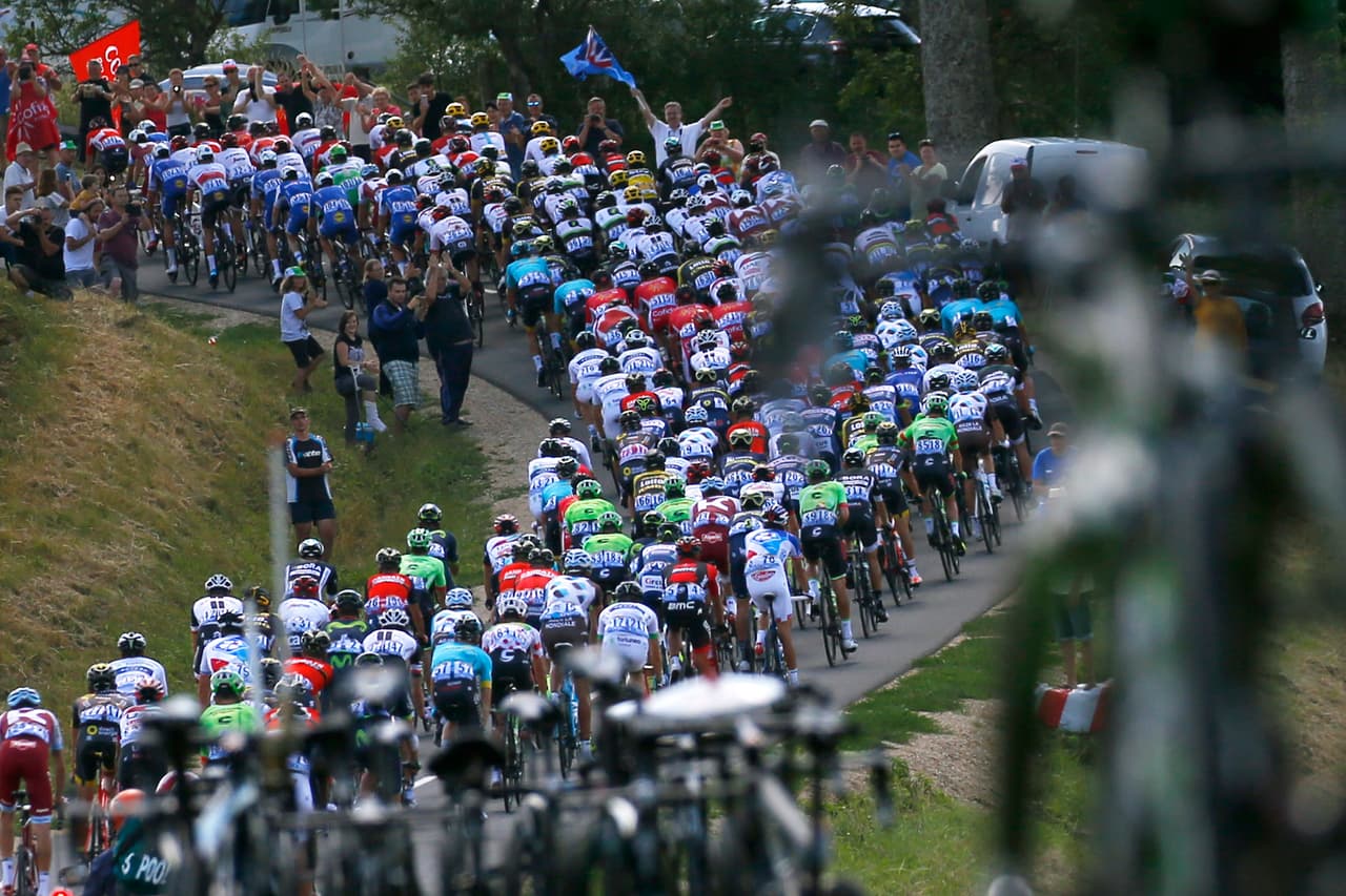 Cientos de ciclistas compiten en una carrera en la que muy pocos son protagonistas, pero en los que cada uno de ellos le pone un grado de emoción.