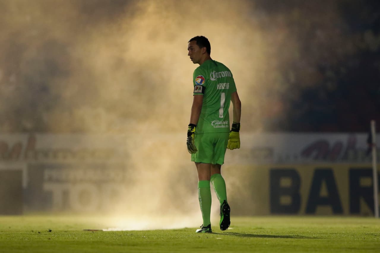 La afición de Veracruz aventó constantemente algunos fuegos pirotécnicos al campo cerca de donde defendía el arco Agustín Marchesín.
