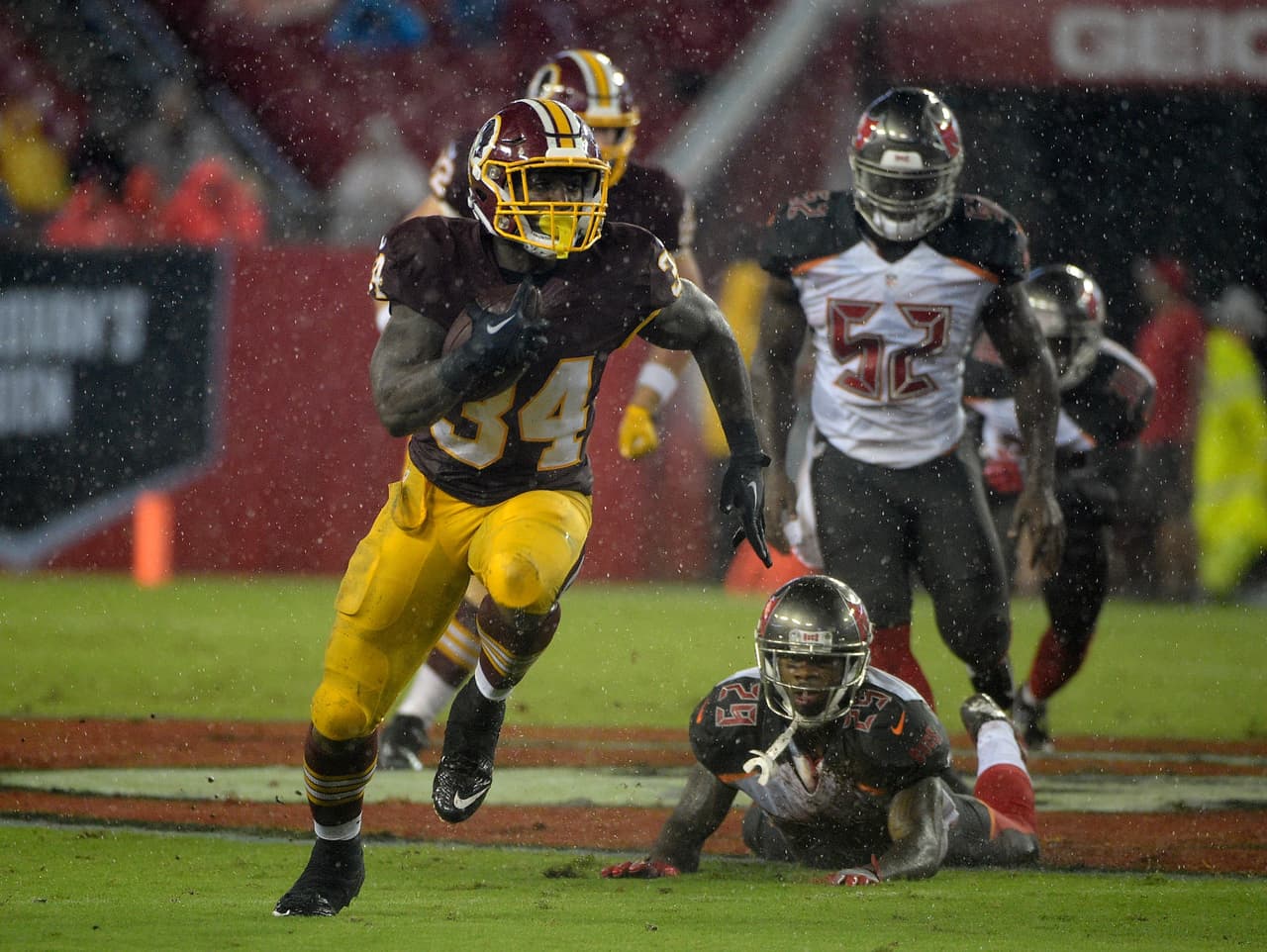 Redskins 20 - 13 Buccaneers: El corredor Mack Brown produjo 149 yardas por tierra