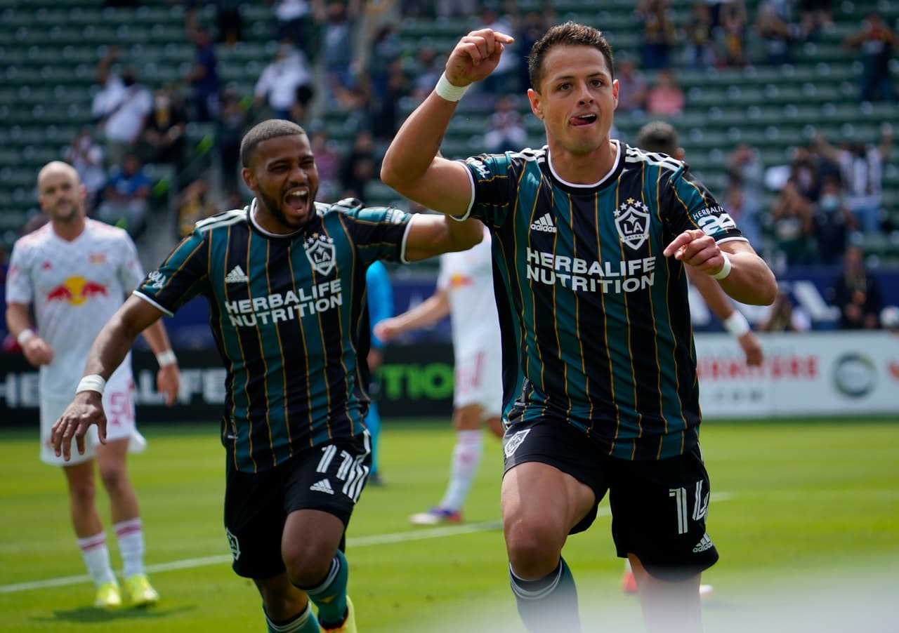 Con el de Galaxy, Chicharito suma 'póker' de hat-tricks en su carrera