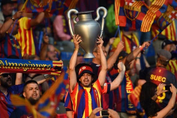 Los aficionados al fútbol pintaron el Olympiastadion de Berlín para alentrar a blaugrana y biaonconeros en la pelea por llevarse el trofeo de la Champions.