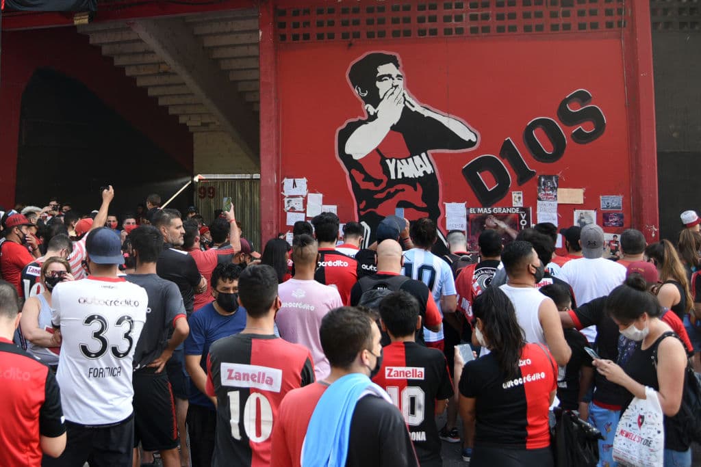 El mural en Rosario, Argentina, retrata a Maradona con el jersey de Newell's Old Boys, el club que lo recibió de vuelta al futbol argentino en los 90.