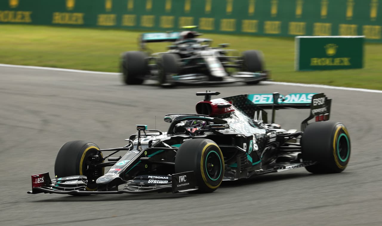 El piloto británico consigue su victoria número 89 en el Gran Premio de Bélgica, mientras Checo se queda con la décima posición.