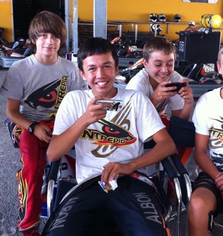 Charles Leclerc, Alex Albon y George Russell, tres kartistas que se volvieron a encontrar en la Fórmula Uno, Leclerc corre en Ferrari, Albon en Red Bull y Russell en Williams.