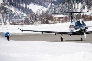Jamie Barrow alcanzó 77 mph, logrando el récord mundial de mayor velocidad en una snowboard remolcada por un avión.