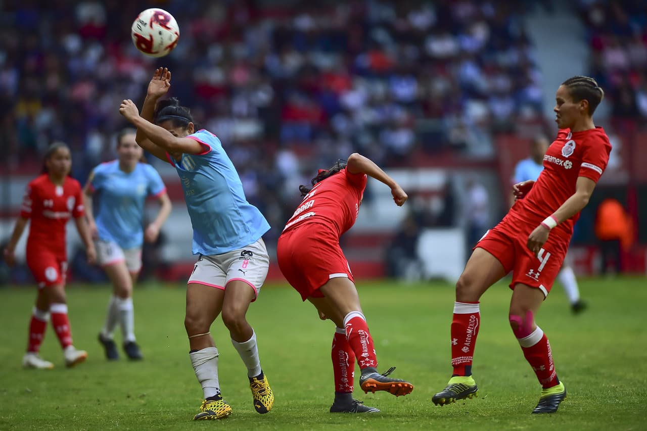 Con goles de Desiree Monsiváis, Rayadas venció, no sin sufrir al final 1-2 a las Diablitas del Toluca, en la Bombonera, Karla Saavedra descontó para las locales.