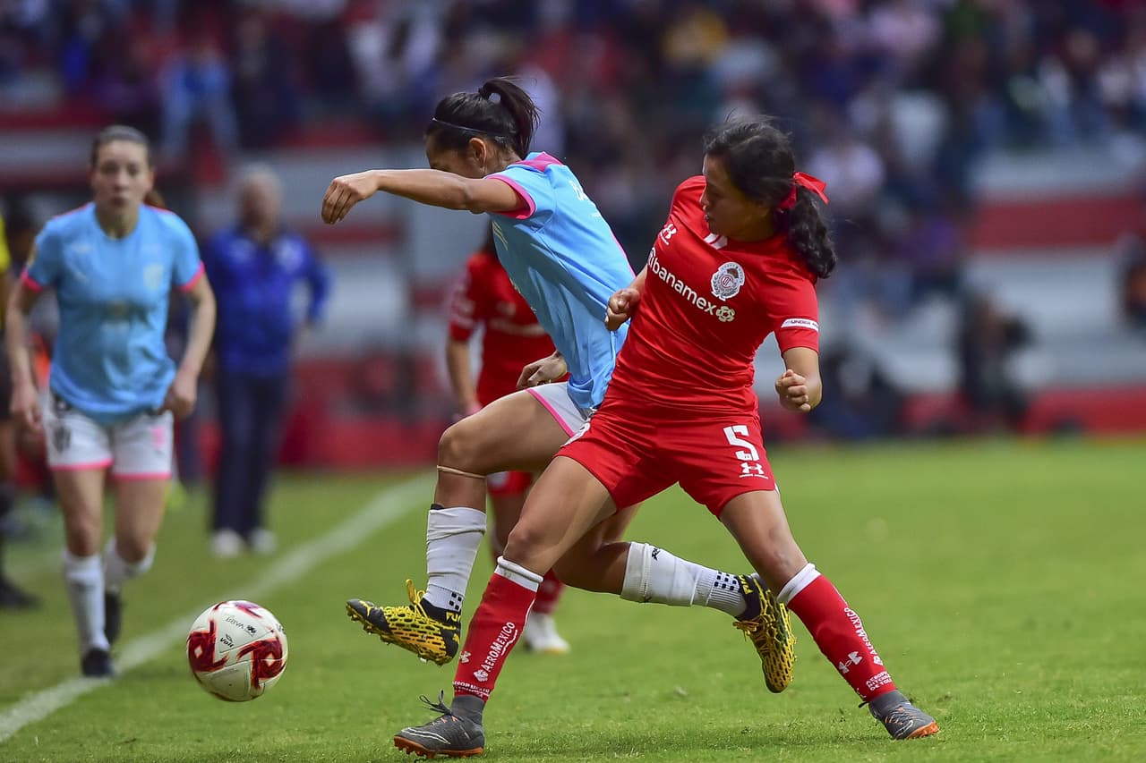 Con goles de Desiree Monsiváis, Rayadas venció, no sin sufrir al final 1-2 a las Diablitas del Toluca, en la Bombonera, Karla Saavedra descontó para las locales.