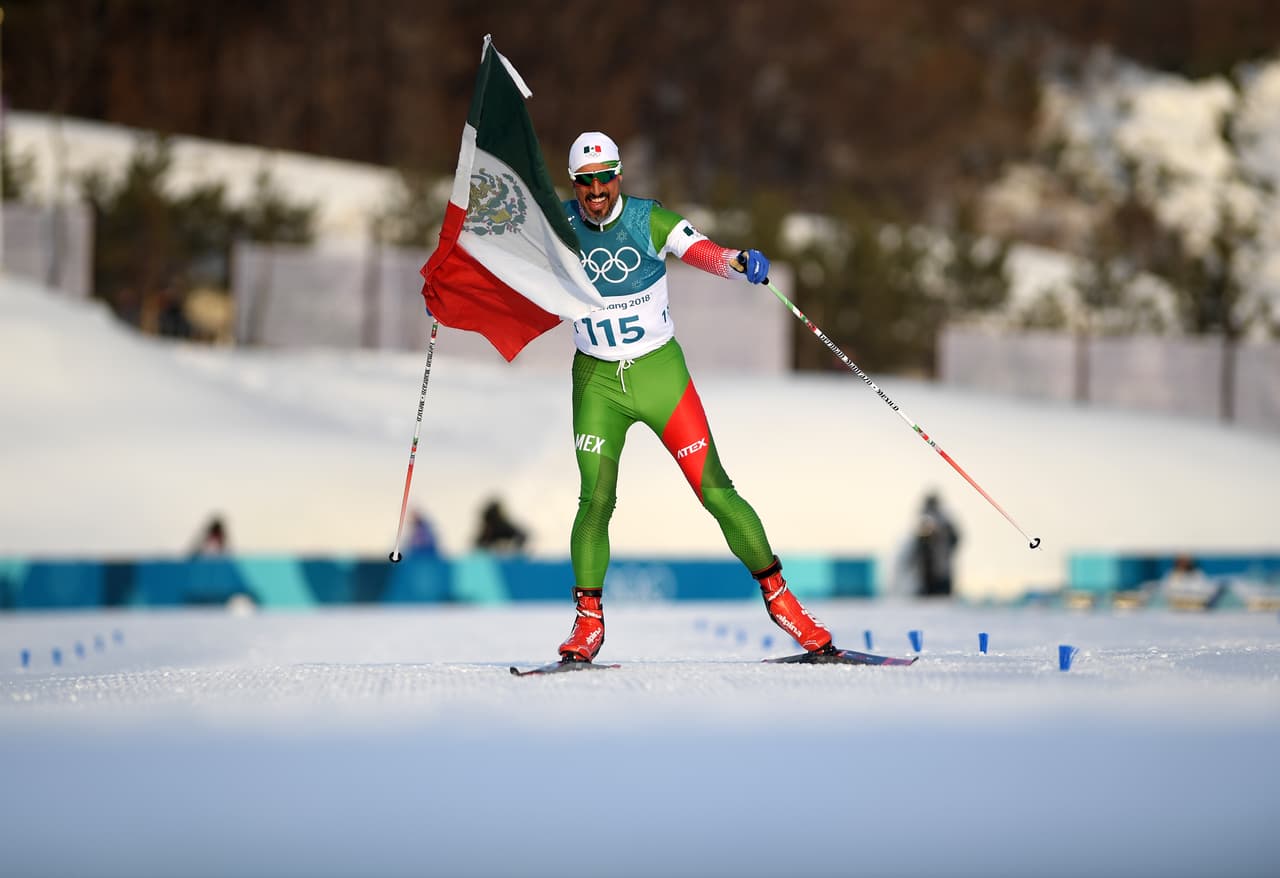 En una muestra de orgullo deportivo y por su país, el mexicano Germán Madrazo llegó con una soonrisa gigante y con la bandera de México en lo más alto, para la tranquilidad de los presentes.