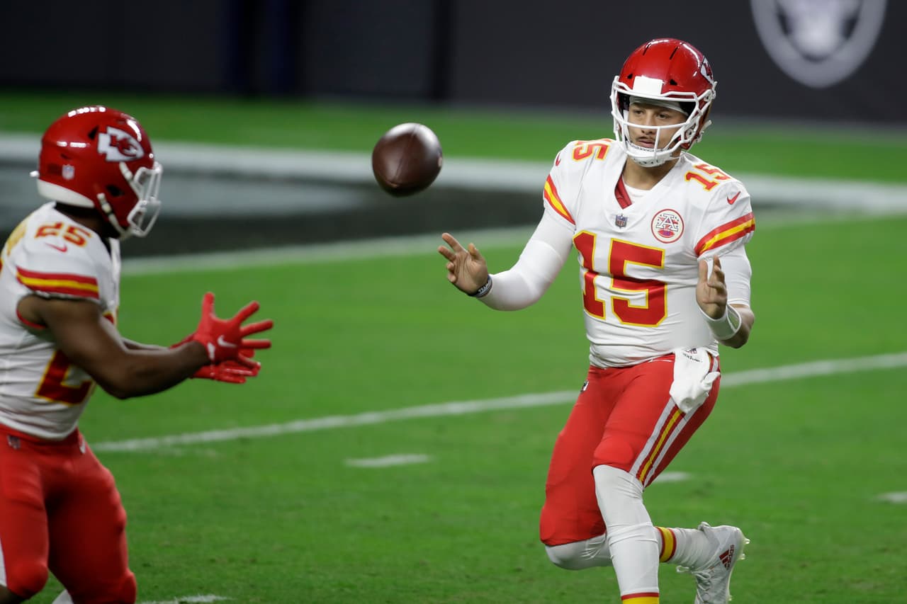 Con menos de dos minutos en el reloj, los Chiefs consiguen el touchdown de la victoria y se vengan de los Raiders al imponerse 35-31.