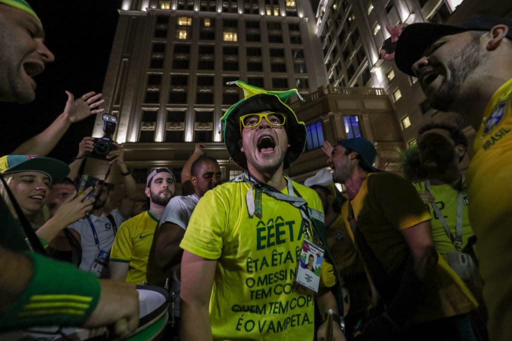 Una gran cantidad de 'torcedores' de la 'Canarinha' se hicieron presentes en frente del Lotte Hotel en Samara para recibir a su selección que se juega la vida el lunes en Cosmos Arena.