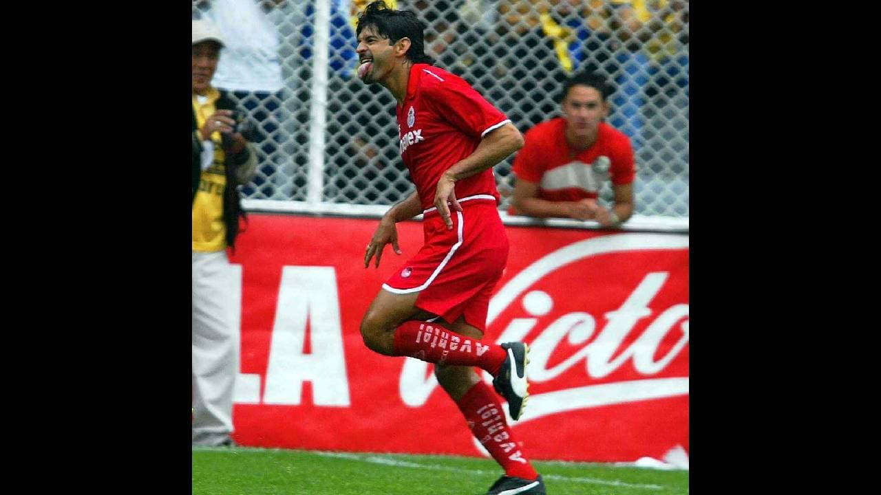 El canterano de Pumas centró y el ‘Príncipe Guaraní’ definió de forma magistral con un derechazo que nunca olvidarían los azulcremas.