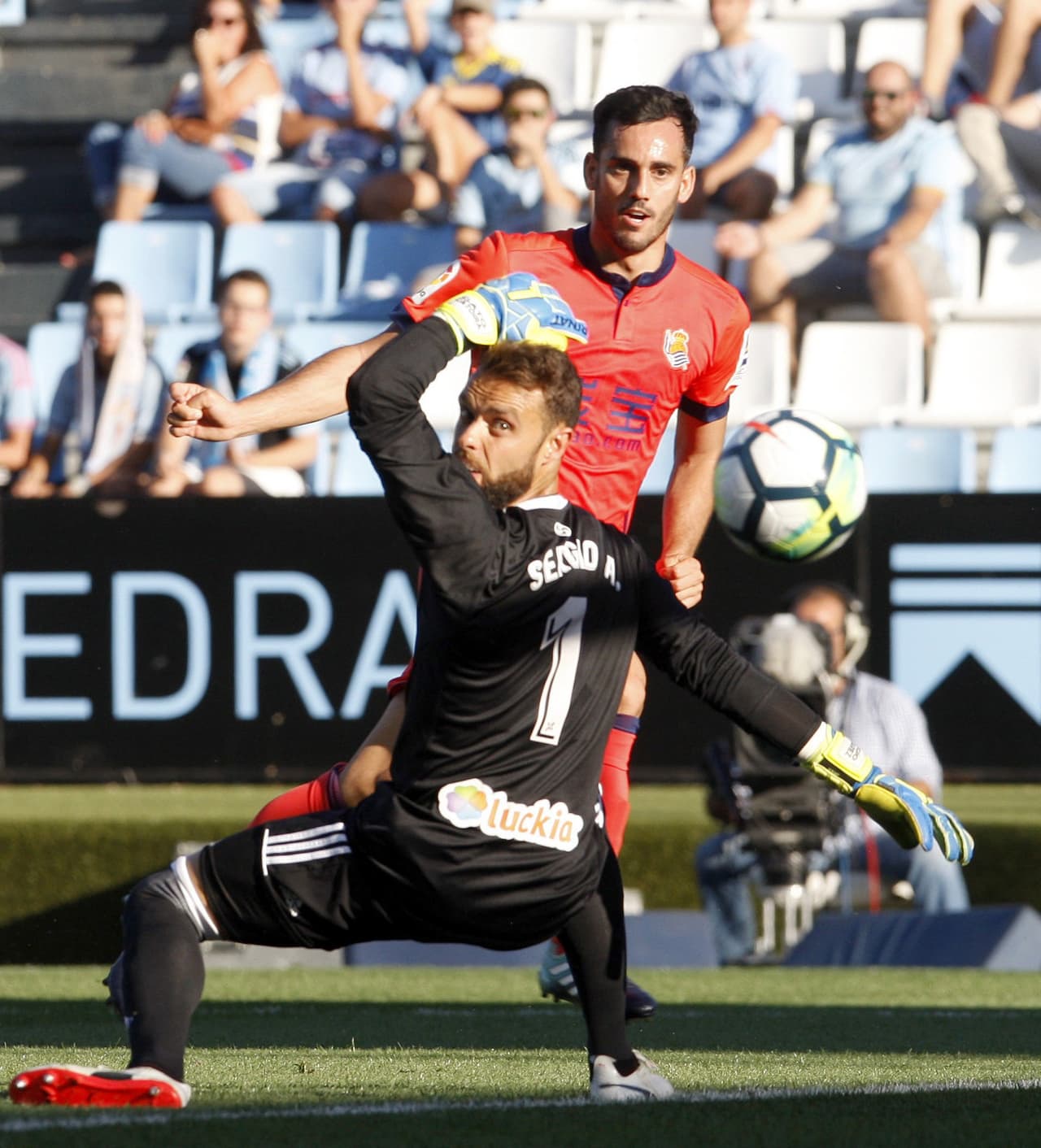 A diez minutos del final del partido, la historia daría un giro a favor de la Real Sociedad. Juanmi, en la foto, convertía de esa forma el 2-2.