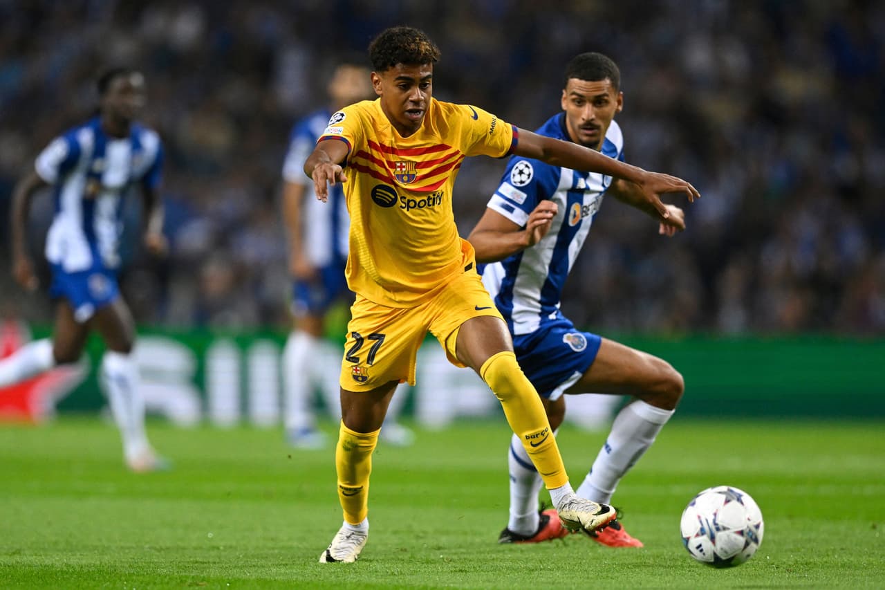 Lamine Yamal luce una plyera amarilla y franjas superiores en horizontal que recuerda a la Senyera, la bandera de Catalunya.