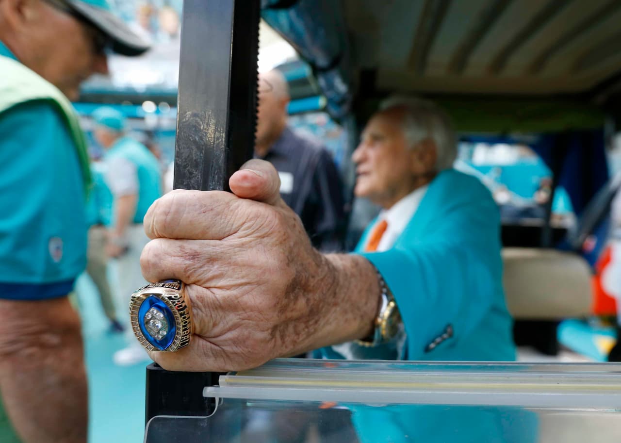 <b>El anillo de Super Bowl</b>
<br>En alguna ocasión durante un juego de los Dolphins, fue captado a la perfección el anillo que lo distinguía como campeón de la NFL.