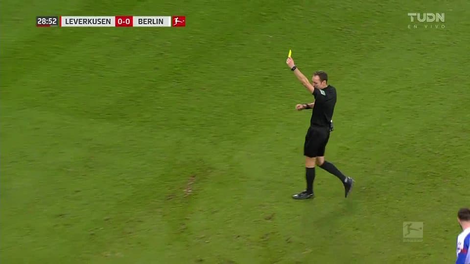 Tarjeta amarilla. El árbitro amonesta a Marko Grujic de Hertha BSC