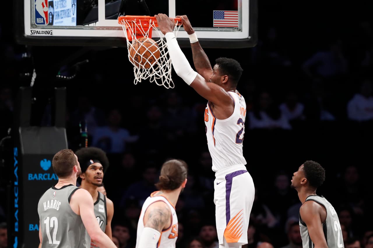 Deandre Ayton clava el balón con todo y logra 25 puntos en la derrota de los Suns.