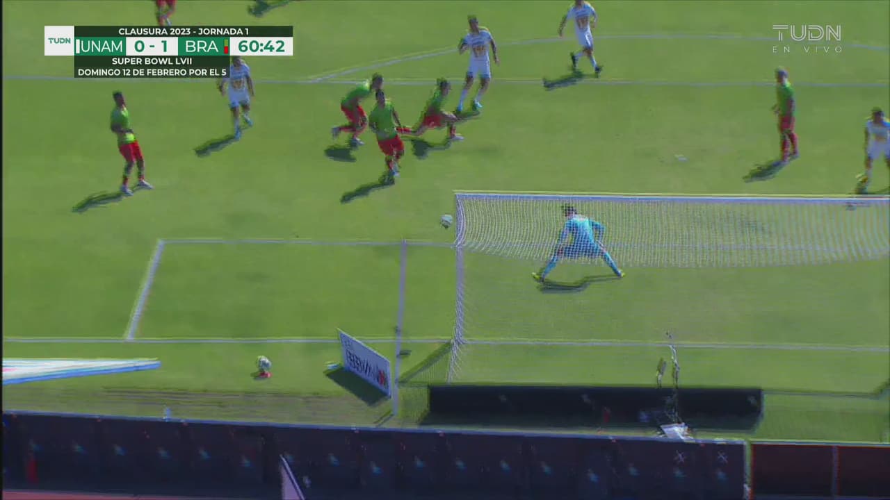 ¡Al palo! Dinenno queda solo, pero su remate rebota en el metal