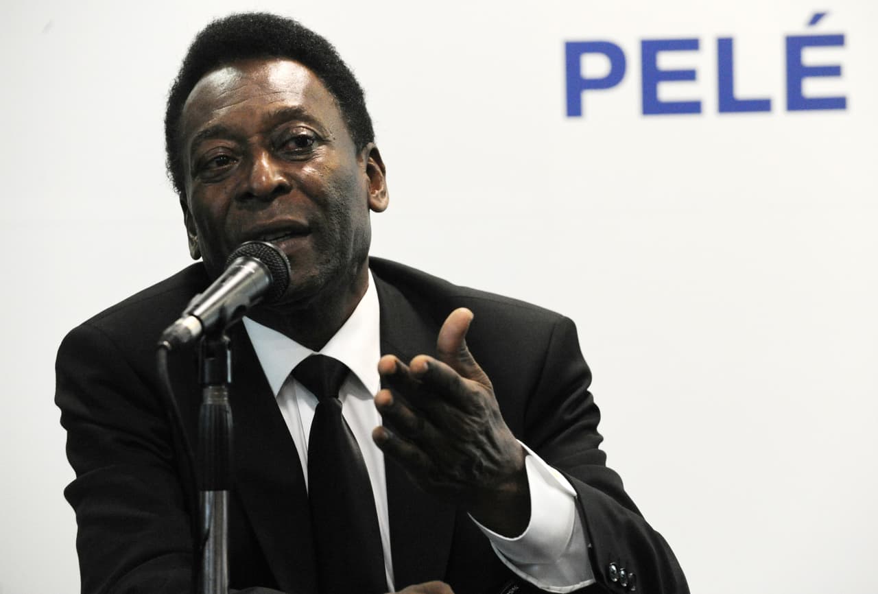 Tras colgar las botas, Pelé fue embajador de la ONU y ministro de Deportes del expresidente Fernando Henrique Cardoso (1995-1998); probó su faceta de cantante, hizo sus pinitos en el mundo del cine y se lucró con la publicidad, un negocio que le ha llevado a pasar de puntillas en algunos aspectos controvertidos.