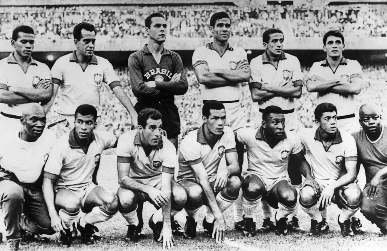 Con la selección de Brasil, después de la gloria en 1958, Pelé disputó el Mundial de Chile 62 y tuvo que celebrar el título fuera de la cancha por una lesión. Inglaterra 66 fue un torneo para olvidar, pero 'O Rei' volvió con más fuerza en México 70, cuando muchos no creían que a sus treinta años sería el gran bastión de esa Copa del Mundo.