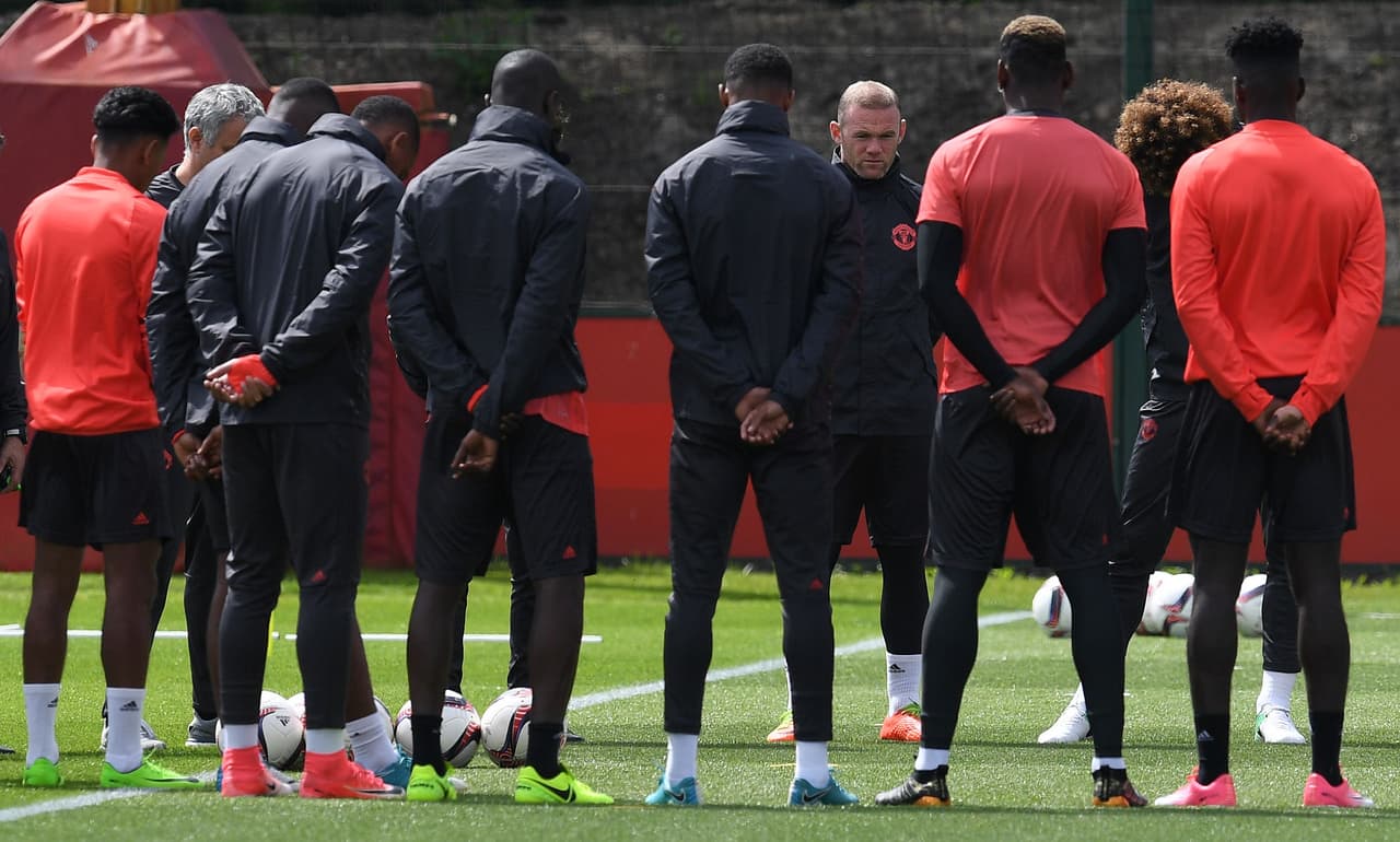La primera plantilla del Manchester United guardó, antes de comenzar el entrenamiento, un sentido minuto de silencio. El mundo del deporte y demás líderes mundiales han enviado sus mensajes de condolencia.