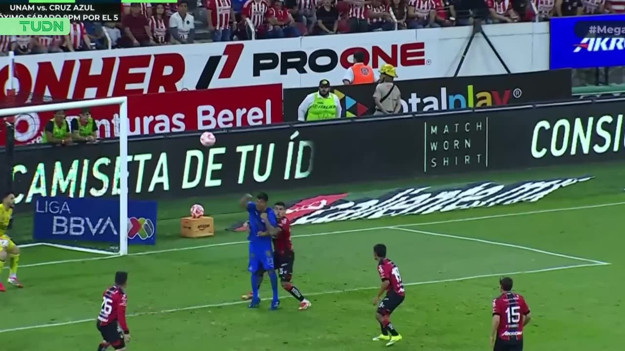 ¡Penal para Chivas! El árbitro no duda y señala la pena máxima
