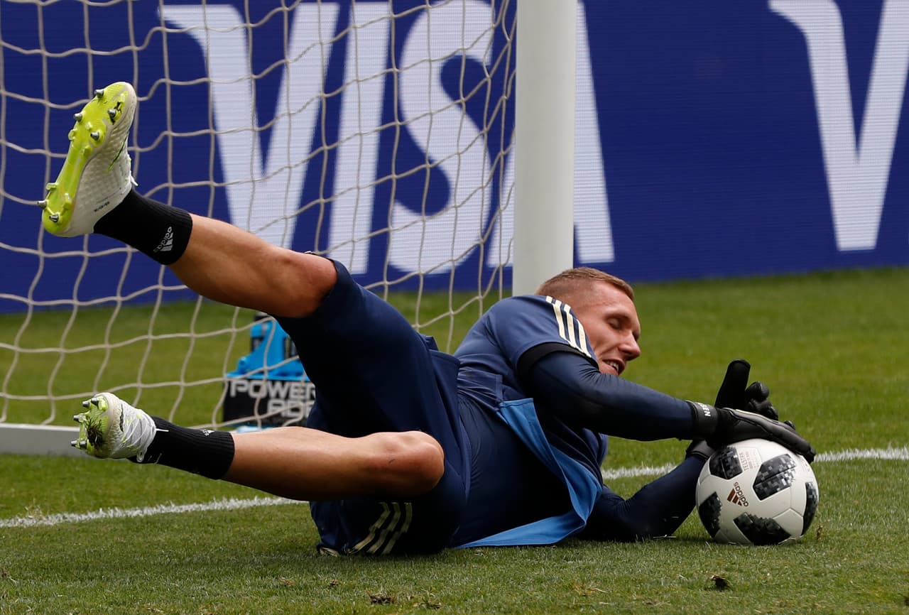 El guardameta sueco Robin Olsen se recuesta hacia su lado izquierdo atajando un balón en la práctica final donde Suecia cerró su preparación para medirse a los ingleses en cuartos de final.