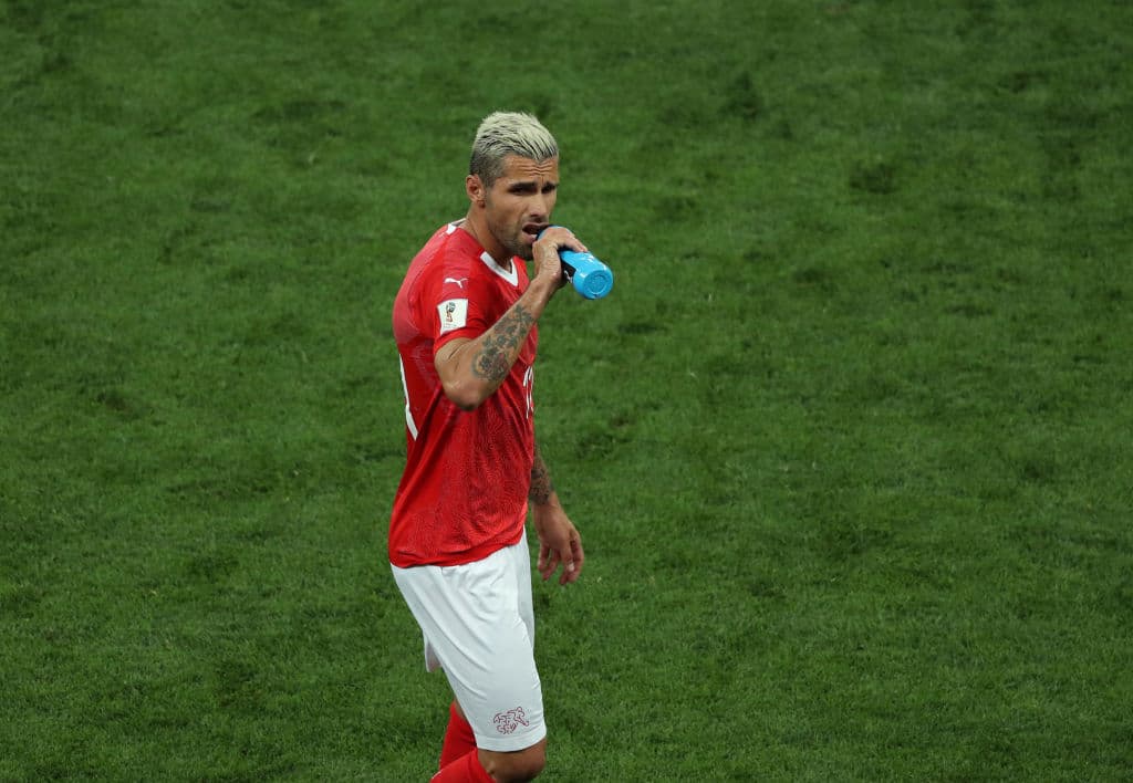 Valon Berhami de Suiza. Parece ser una epidemia, otro futbolista en el Mundial que sufre la caída en su cabeza de una botella de agua oxigenada.