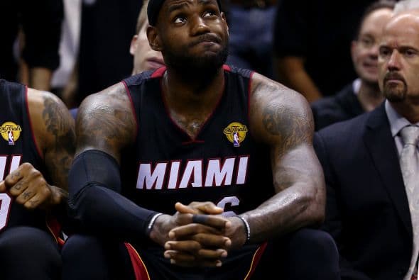 En la temporada 2013-2014, LeBron James buscaba el tricampeonato e inclusive anotó el máximo de su carrera en un partido (61 puntos) ante los Charlotte Bobcats, sin embargo, se quedó corto en la Finales al perder 4-1 ante los San Antonio Spurs, días después decidió no tomar la opción del último año de su contrato con el equipo del Sur de la Florida.