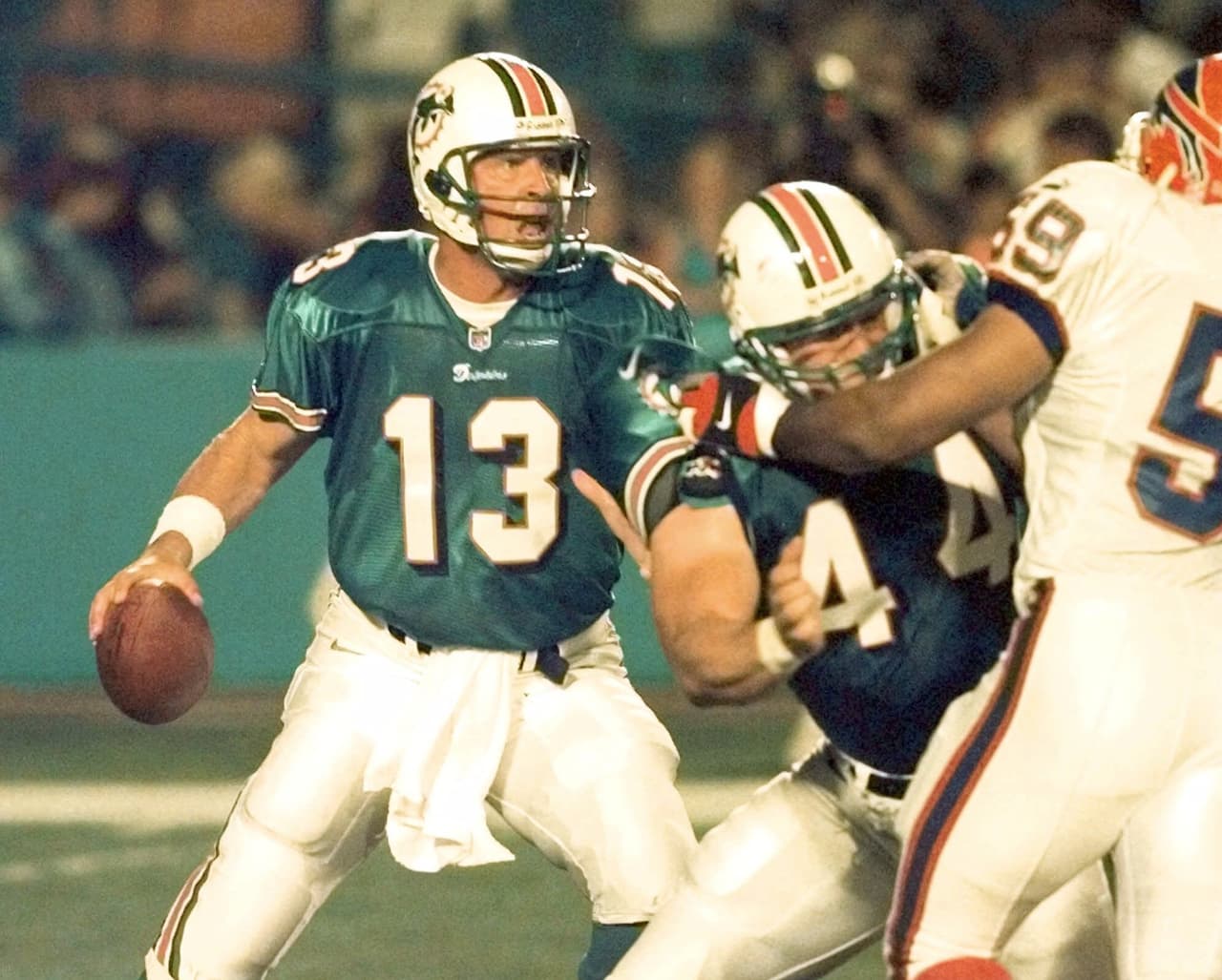 <b>Miami Dolphins: QB Dan Marino</b>. Cuando se retiró en 1999 era el líder pasador histórico de la NFL. Ostentó la marca de más pases de TD en una campaña (48) por más de dos décadas.
<br>