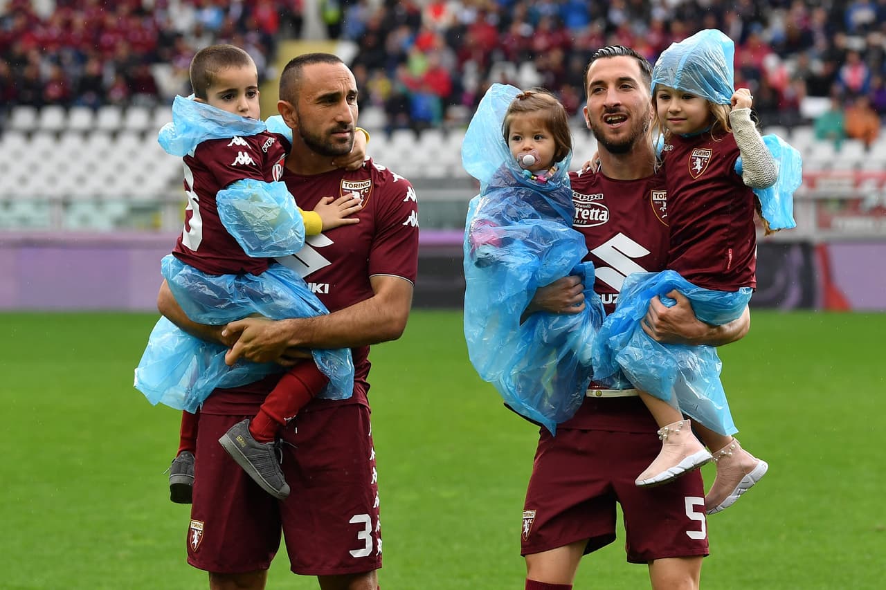 Los jugadores protestaron y el partido se detuvo.
