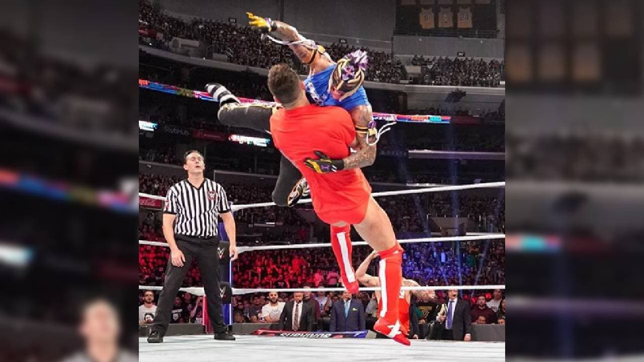 La expresión del réferi desnuda su admiración por el púgil mexicoamericano.