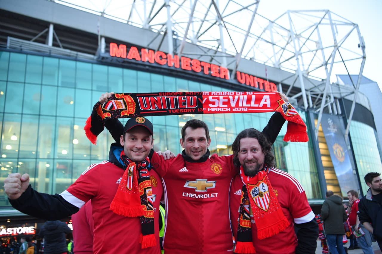 La afición de los Diablos Rojos acompañó en gran número a su equipo en un Old Trafford que parecía un infierno, a pesar de la mancha sevillana en uno de los codos.