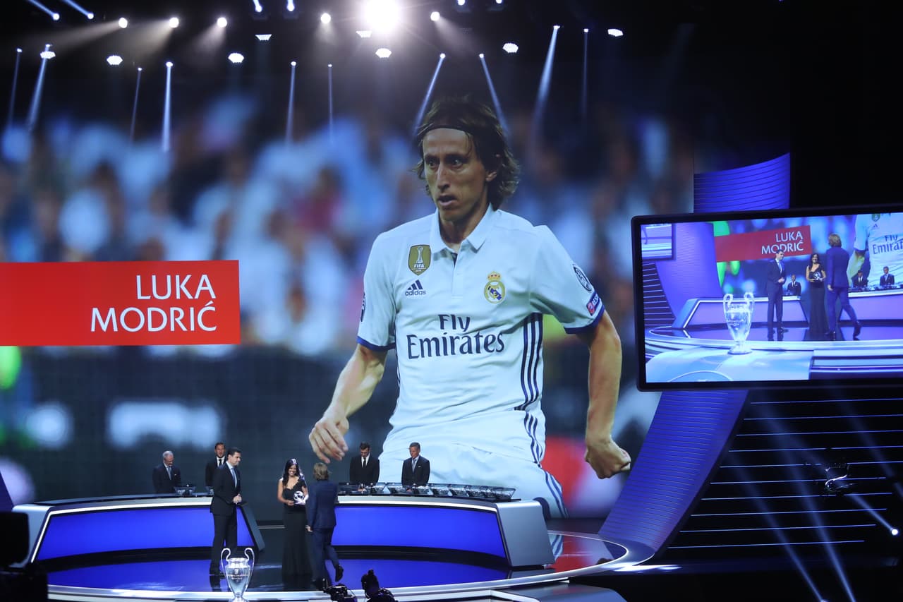 El croata Luka Modric aventajó a sus compañeros del Real Madrid, el brasileño Casemiro y el alemán Toni Kross como mejor centrocampista de la temporada pasada.