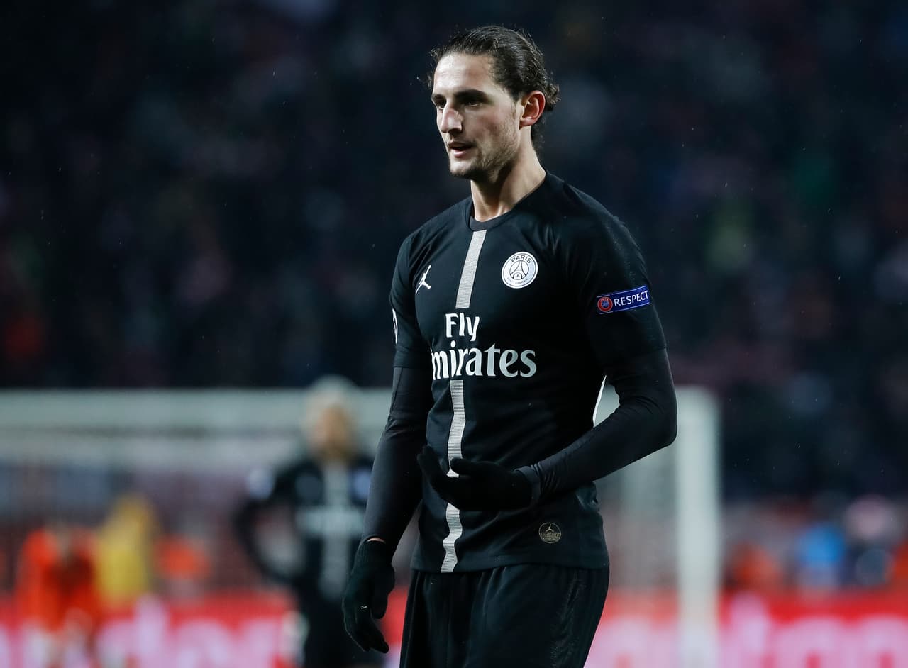 <b>Adrien Rabiot: </b>la situación del mediocampista en el Paris Saint-Germain hacía suponer que su etapa allí terminaría en el inverno, pero no. Tanto Bayern como Barcelona son los equipos que se 'pelean' su fichaje, mientras que Thomas Tuchel le dará una última oportundiad en los próximos seis meses.