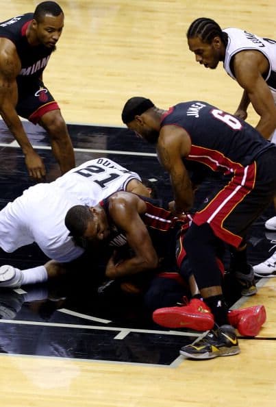 Todo o nada. Dispuestos a dejar la vida en la cancha San Antonio fue por su quinto campeonato mientras Miami buscaba salir de la mala racha 3-1 pese a que ningún equipo en la historia lo había logrado en una final. San Antonio apaleó a Miami.          