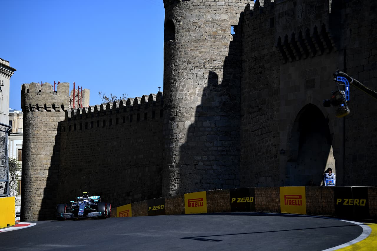 Sin embargo, Valtteri Bottas lo sorprendió con un agresivo ataque en la vuelta 32 para quitarle el primer puesto.