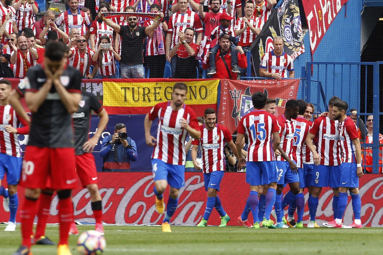 Con un triunfo se despidió Atlético de Madrid del estadio Vicente Calderón, su casa durante 1.227 partidos oficiales, durante muchos duelos memorables, el escenario de la Copa Intercontinental, de dos Ligas, de inolvidables momentos y triunfos, de gestas, remontadas e incluso de decepciones que construyeron lo que hoy es y será siempre para toda su hinchada.