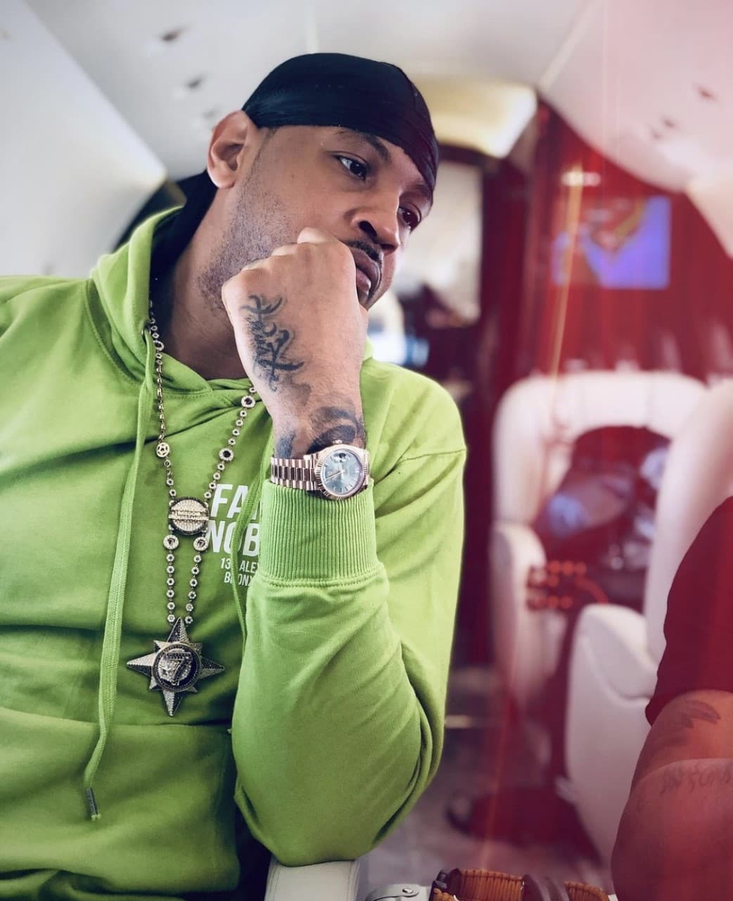 El reconocido basquetbolista, Carmelo Anthony, suele presumir sus lujosos asrtículos, que van desde relojes a unas inmensas cadenas repletas de diamantes.