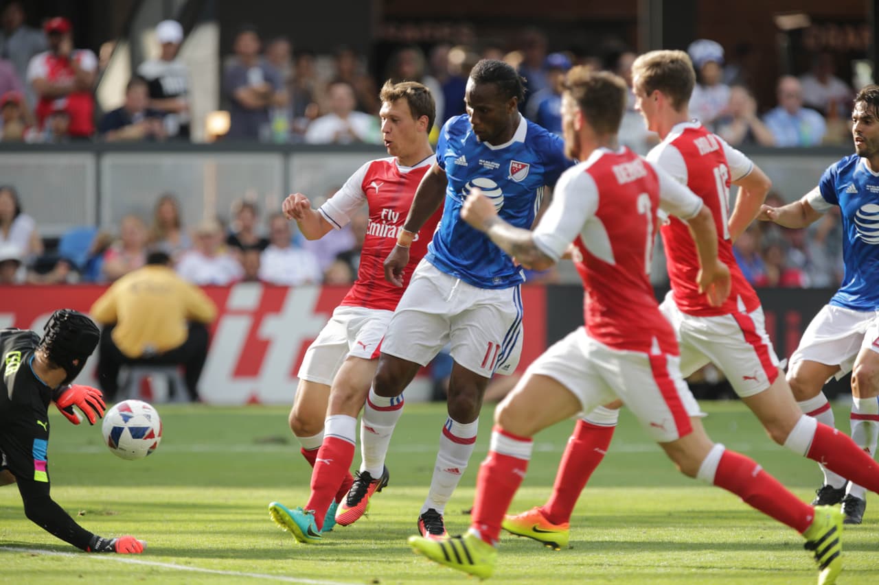 Didier Drogba jugó el All Star con el Chelsea de sus amores en 2006. Pero en 2016 igualmente representó al All Star Team, y le hizo gol a su amigo y ex compañero en Chelsea, Petr Cech.