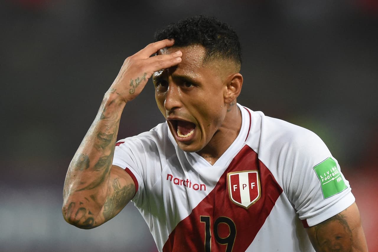Perú encontraba el 2-0 de forma dramática en el suspiro de la primera parte cuando Yoshimar Yotún prendió en forma de tijera un servicio al segundo poste para vencer a Antony Silva.