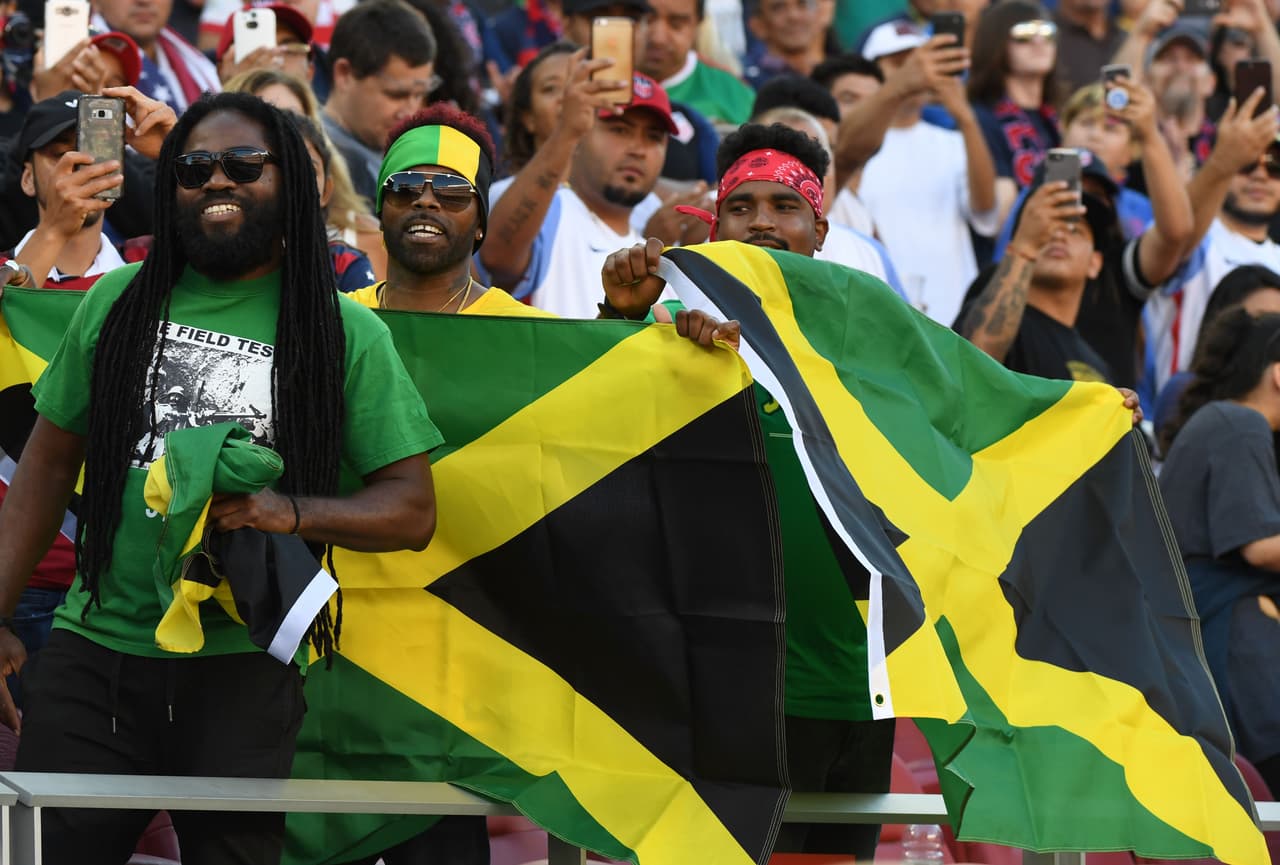 Apoyar a tu selección en una final no se da todos los días y aficionados de Jamaica y Estados Unidos acudieron al Levi's Stadium con banderas, maquillajes, disfraces y mucha emoción.
