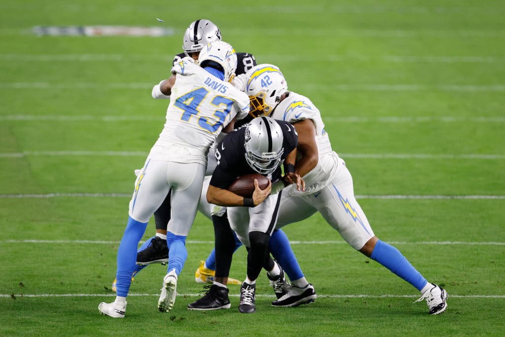Raiders no logran finiquitar a los Chargers y en menos de cuatro minutos consiguen la victoria 30-27.