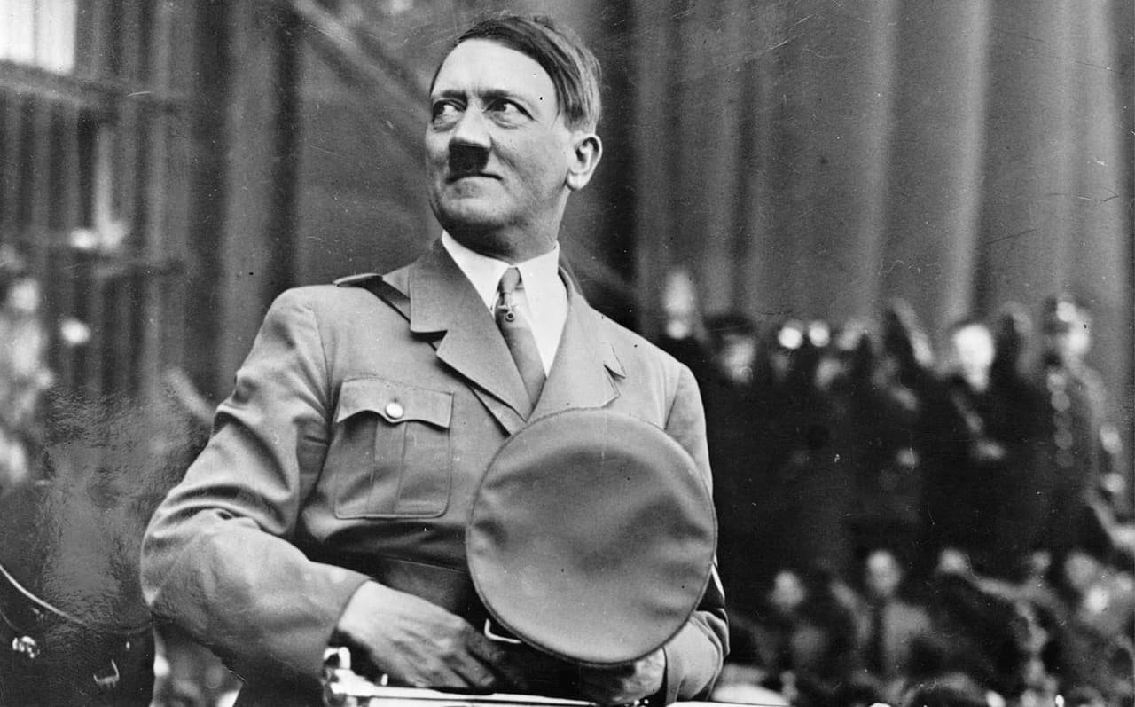 Adolf Hitler fue seguidor fiel de Schalke 04, club que fue dominante durante los años 30 y 40 en Alemania. Los nazis reconocieron el poder de pasiones que tenía el fútbol.